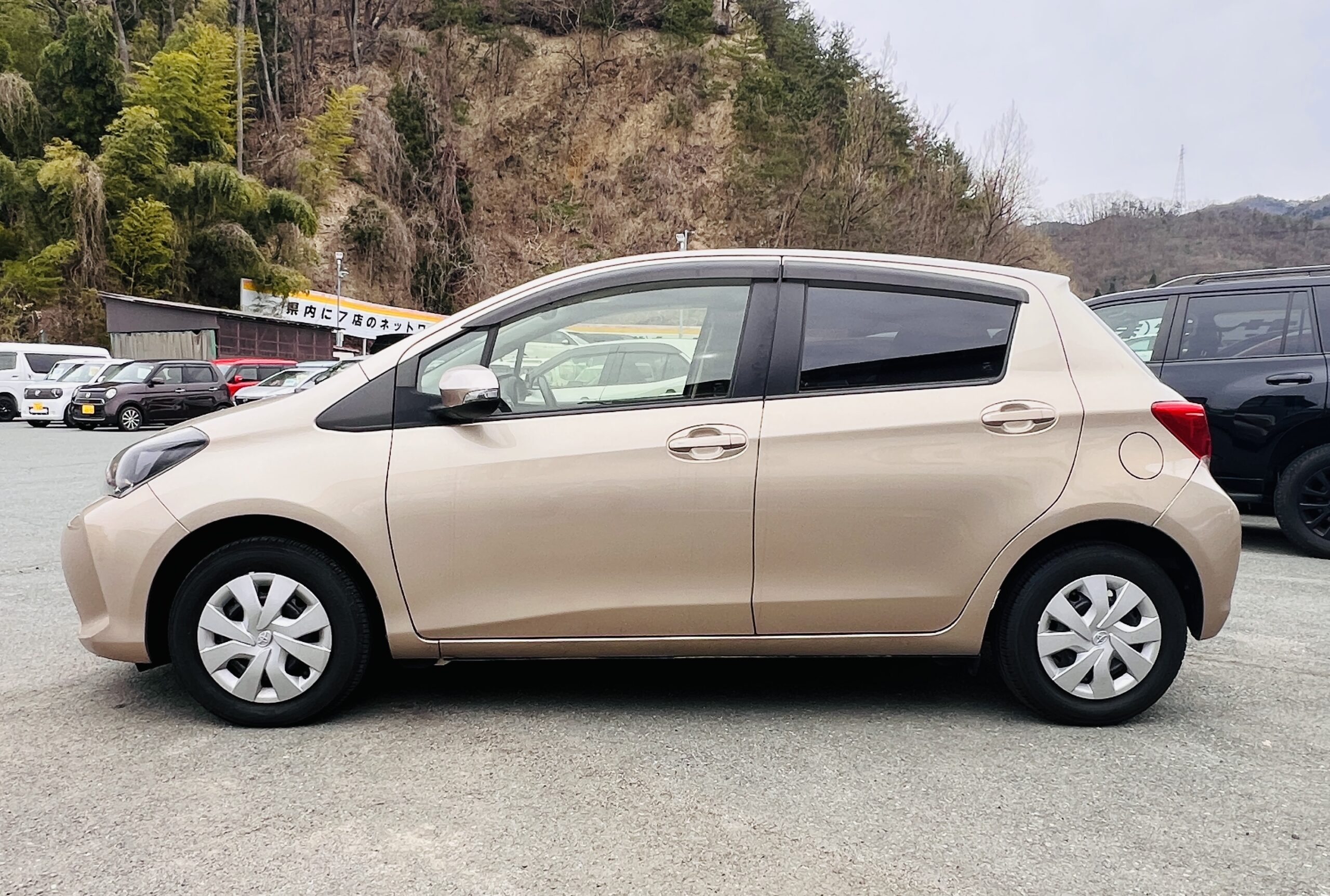 2015 TOYOTA VITZ F